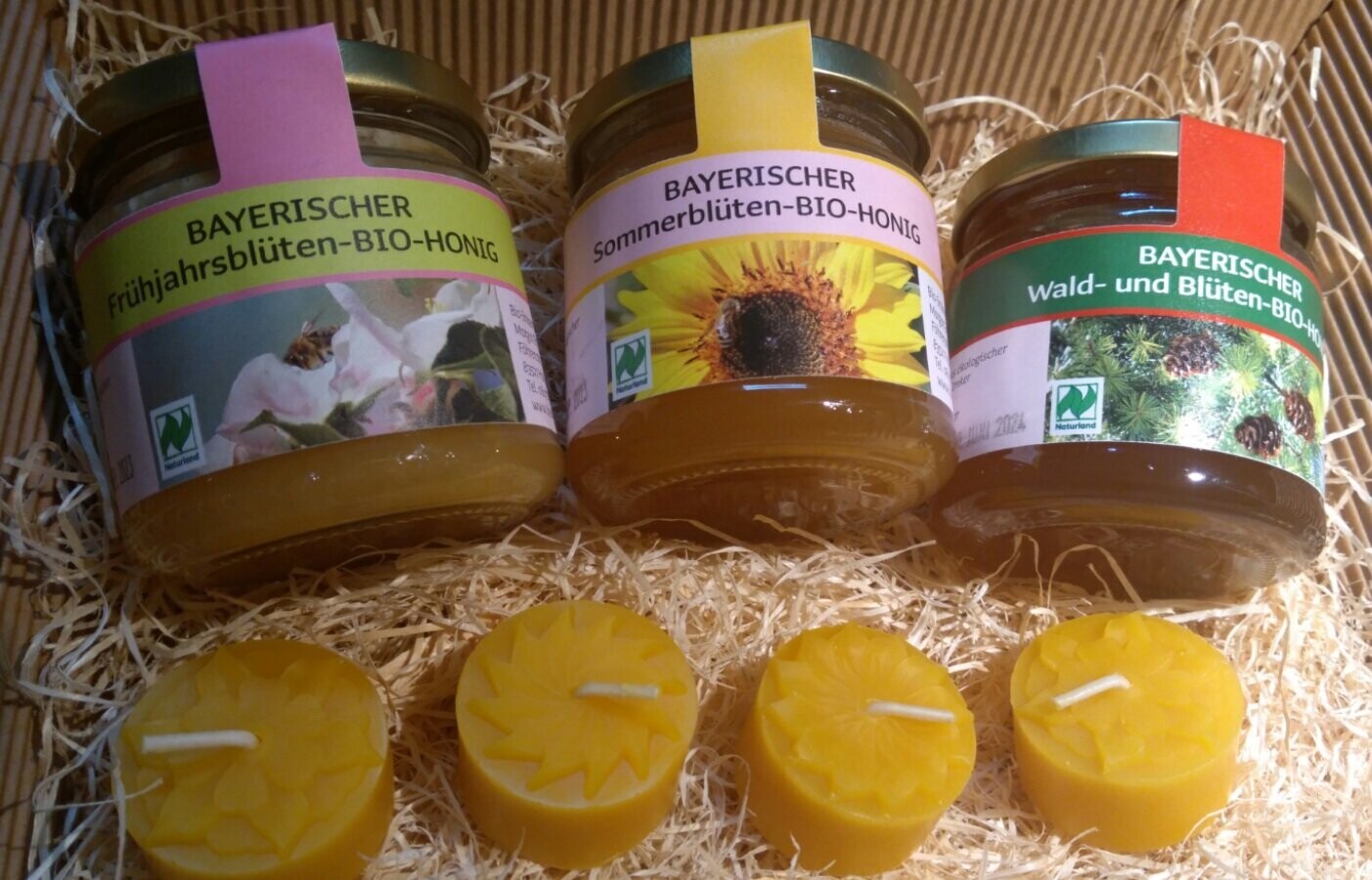 Geschenkset mit 3 Honige und 4 Kerzen inclusive Geschenkkorb Geschenkset mit 3 Honige und 4 Kerzen inclusive Geschenkkorb
