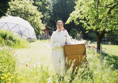 Bienenpatenschaft groß mit Mitimkermöglichkeit ca. 2 Std. bei uns in Haag Bienenpatenschaft groß mit Mitimkermöglichkeit ca. 2 Std. bei uns in Haag