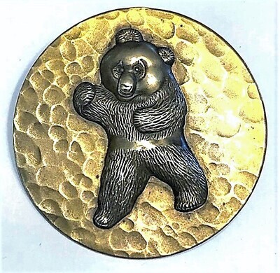 A LARGE BRASS GRIZZLY BEAR BUTTON