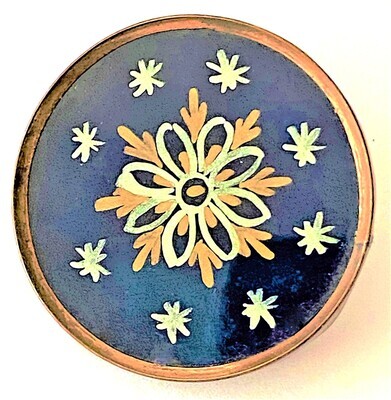 AN EARLY 1700'S REVERSE PAINTED FOIL BACKGROUND BUTTON