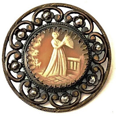 A WONDERFUL 19TH CENTURY CARVED SHELL IN METAL PICTORIAL BUTTON