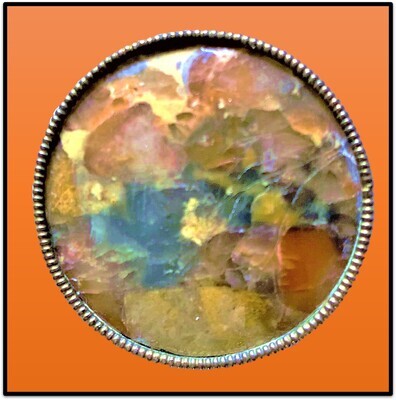 A COLORFUL LATE 18TH EARLY 19TH CENTURY AGATE IN METAL BUTTON