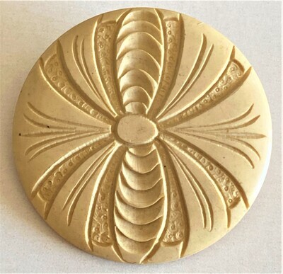 AN EXTRA LARGE CARVED CASEIN PATTERN BUTTON