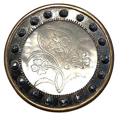 A WONDERFUL 18TH CENTURY ENGRAVED PEARL BUTTON.