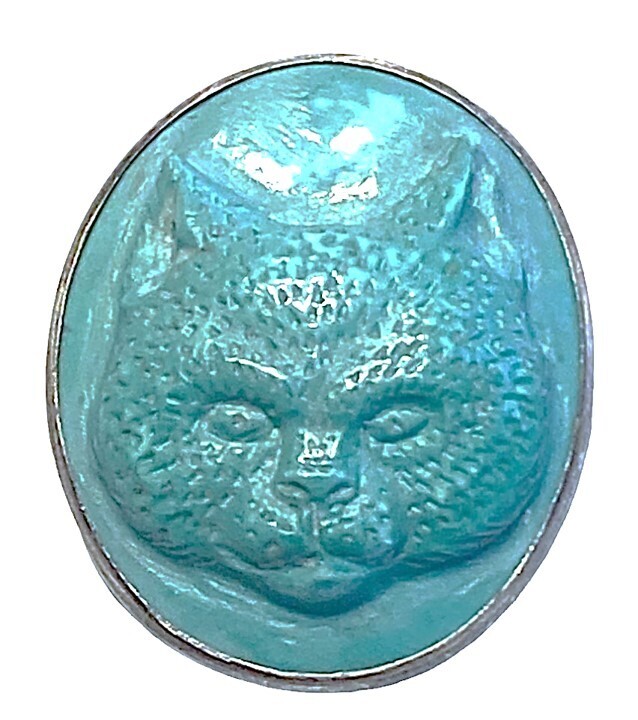A MEDIUM SIZE CARVED GEMSTONE CAT HEAD BUTTON