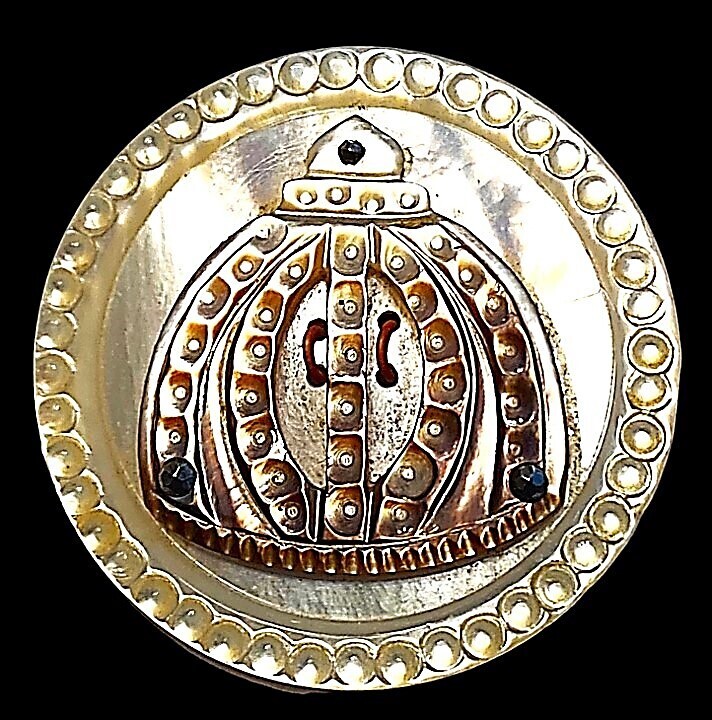 A BEAUTIFULLY CARVED DIVISION ONE PEARL BUTTON.