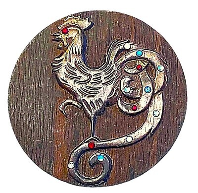A FABULOUS EXTRA LARGE WOOD JEWELED ROOSTER BUTTON.