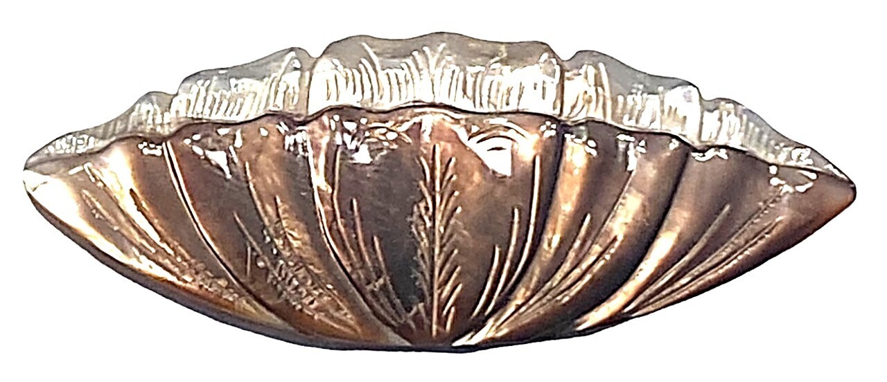 AN UNUSUAL AND BEAUTIFULLY CARVED DIVISION ONE PEARL BUTTON.