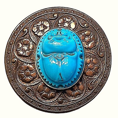 A WONDERFUL LARGE GLASS IN METAL SCARAB BUTTON.