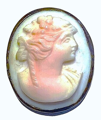 A MEDIUM SIZE CARVED CAMEO PINK CONCH SHELL BUTTON.
