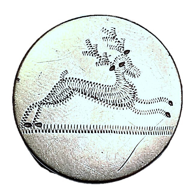 A GREAT 18TH CENTURY PICTORIAL TOBAC BUTTON.