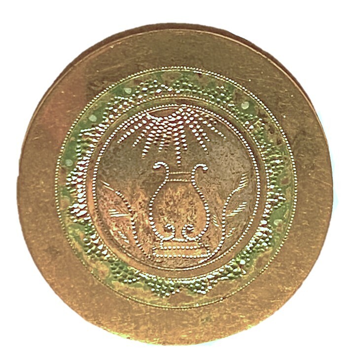 A SCARCE 18TH CENTURY PICTORIAL COPPER BUTTON.