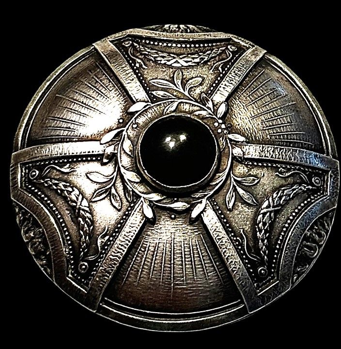 A VERY NIOCE ARTS AND CRAFTS BUTTON!