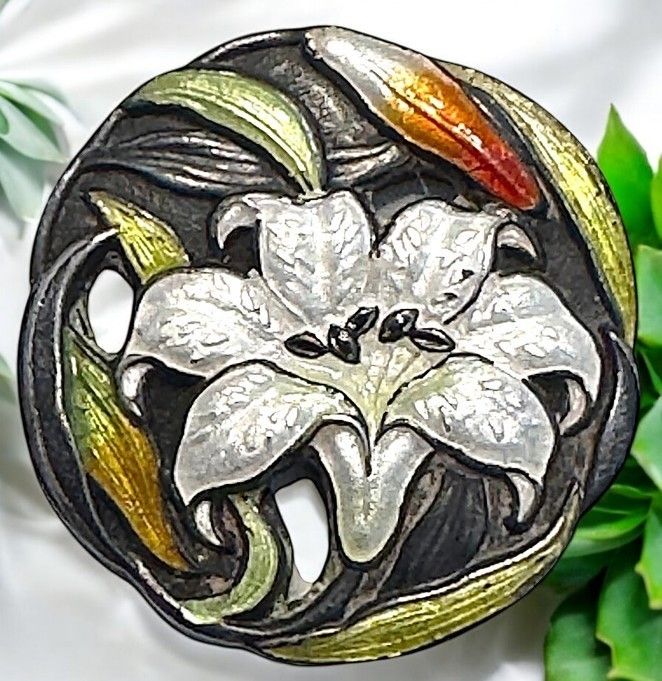 A gorgeous medium Japanese silver and enamel button!