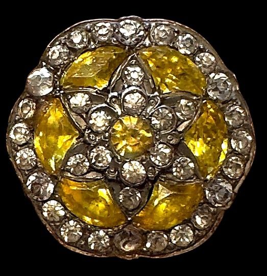 A Beautiful 18th century yellow and clear strass paste button in silver!