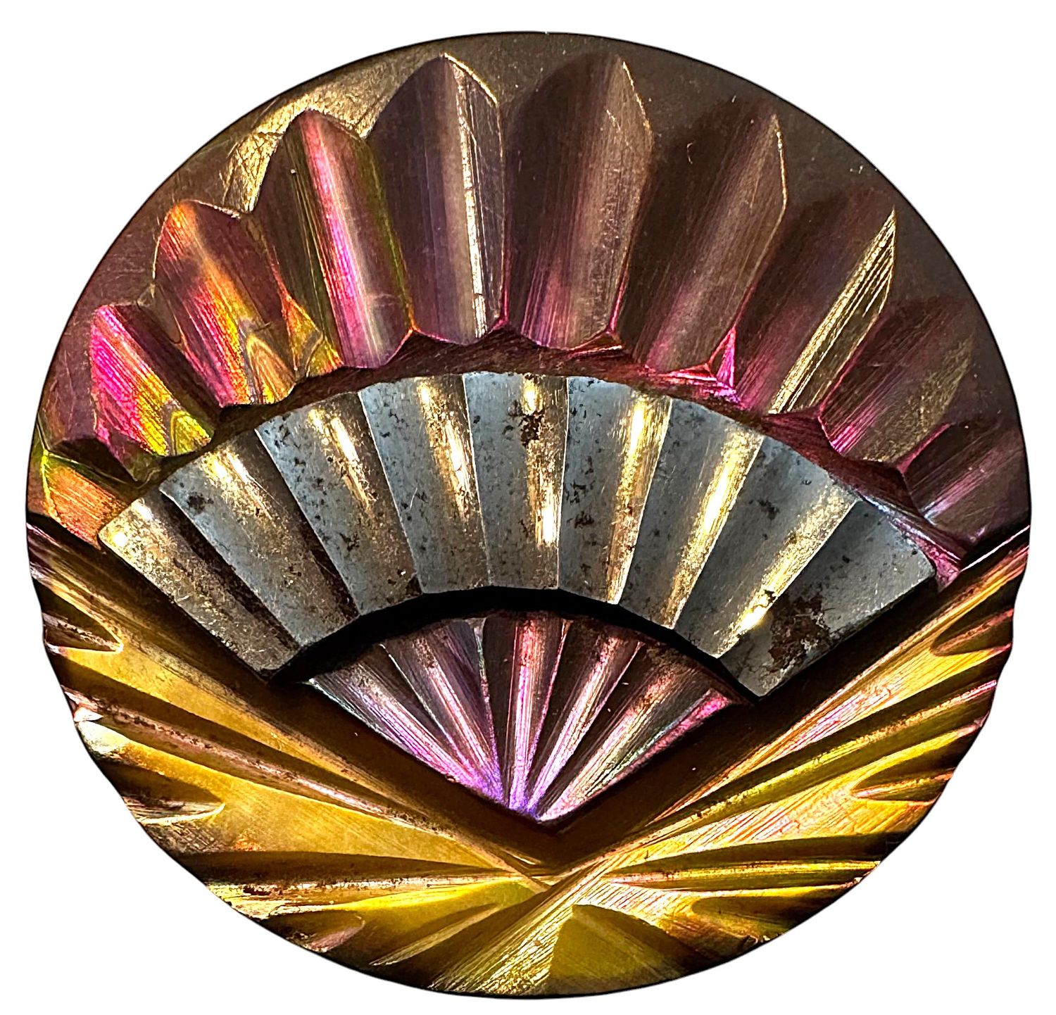 A large size multiple colored pearl with a ribbed steel fan!