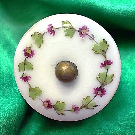 A beautiful medium size pinshanked 18th century Porcelain