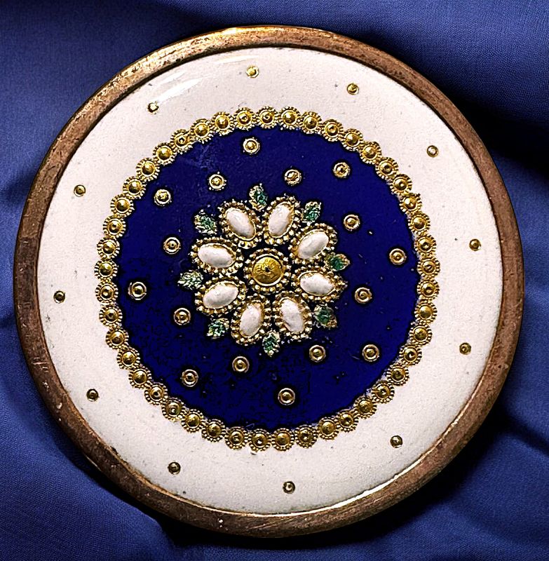 An exquisite large 18th century enamel button!
