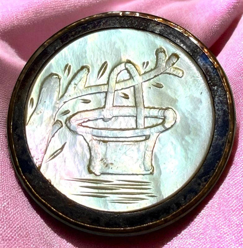 A wonderul engraved pictorial 18th century pearl button!