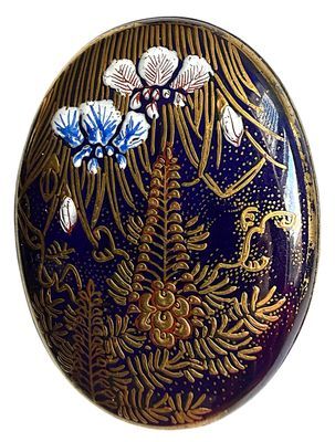 An exquisitely executed division one large oval Japanese Satsuma Button!
