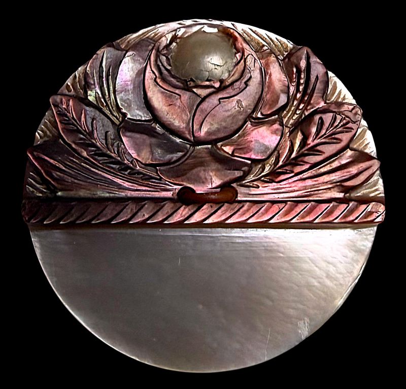 A DIVISION ONE CARVED SMOKEY PEARL WITH NATURAL PEARL