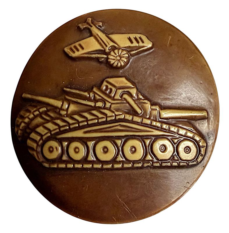 A LARGE 1930'S 1 PIECE CELLULOID PICTORIAL BUTTON