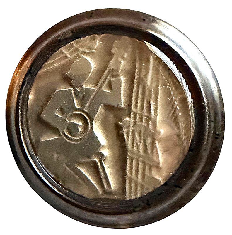 A LARGE BRITISH BAKELITE PICTORIAL BUTTON