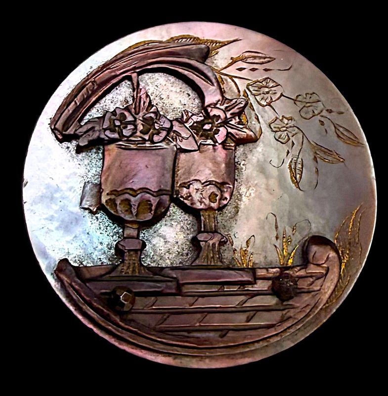 A DIVISION ONE LAMINATED AND GILDED PEARL PICTORIAL BUTTON