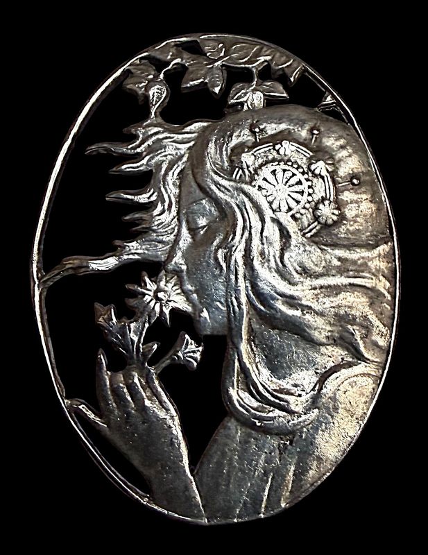 A LARGE OVAL SILVER ART NOUVEAU DESIGN BUTTON