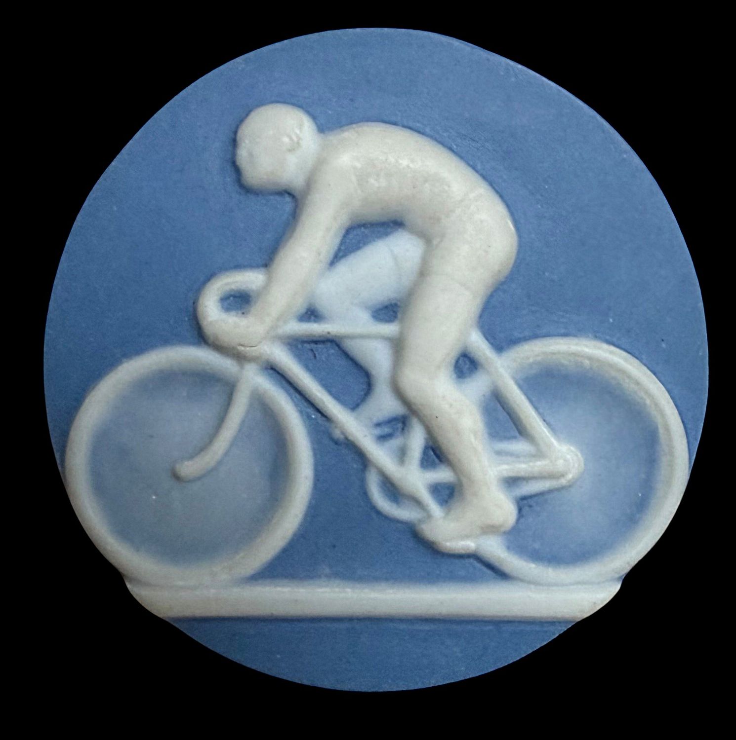 A LARGE 20TH CENTURY JASPERWARE BUTTON