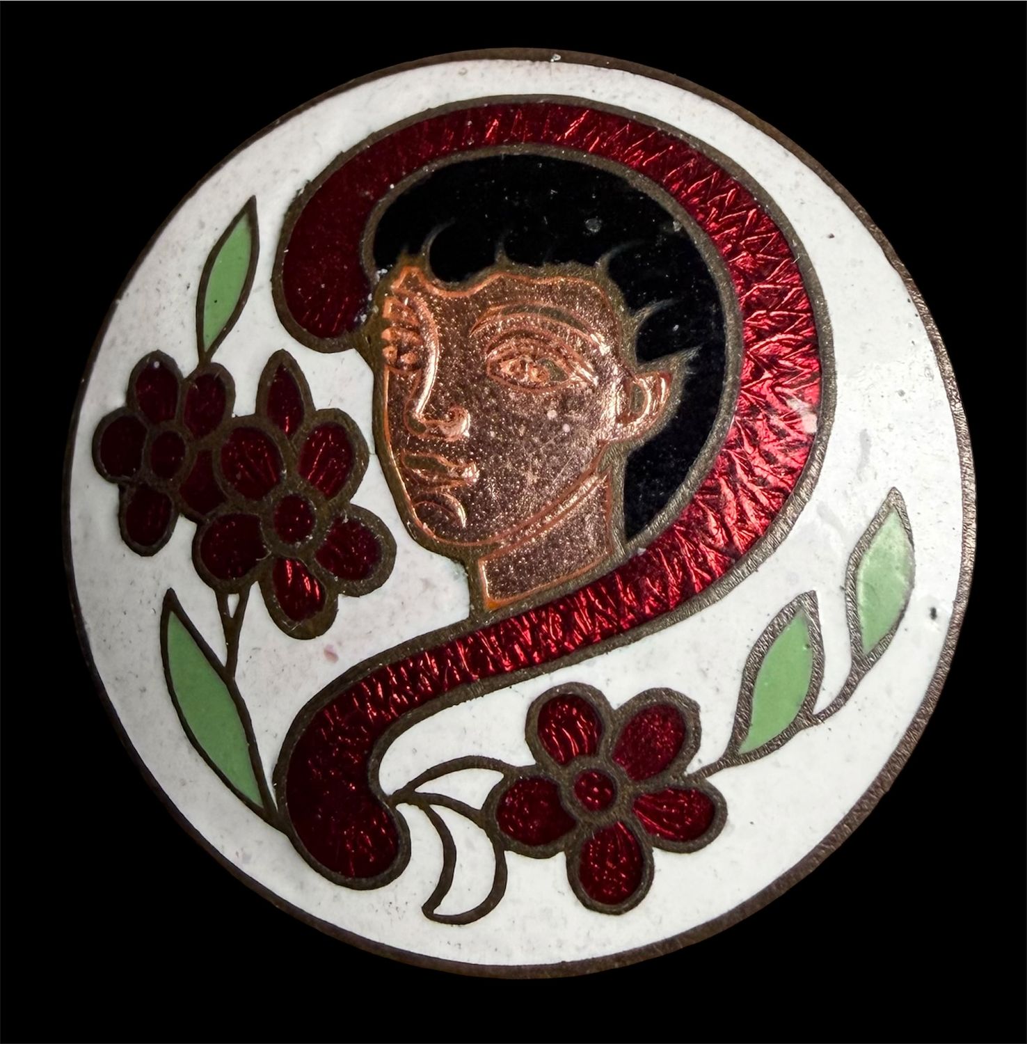A beautiful pictorial enamel large button!