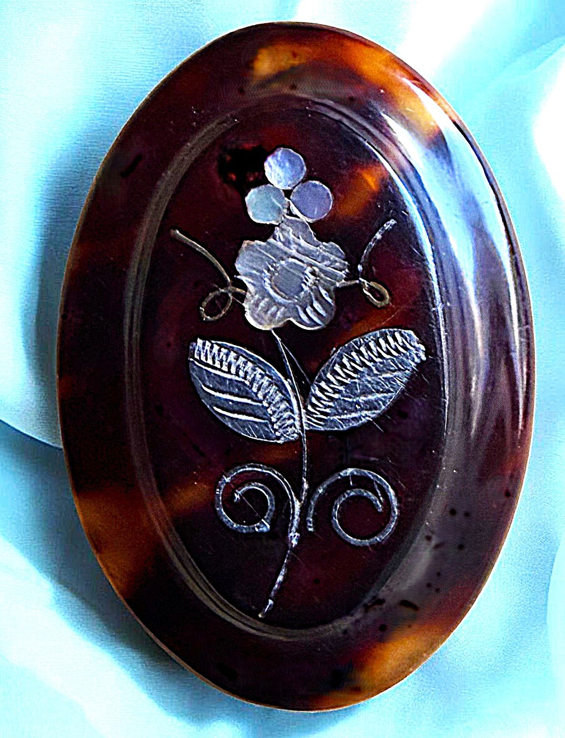A medium size inlaid tortoise button!
