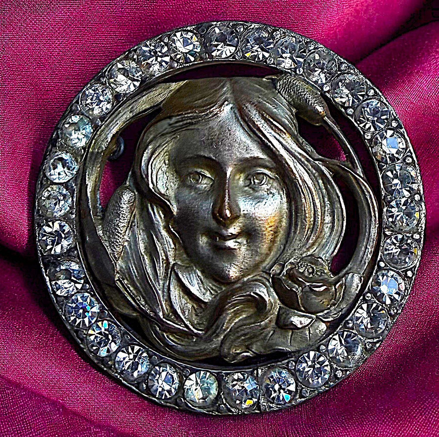 An exquisite ART NOUVEAU pictorial Button!