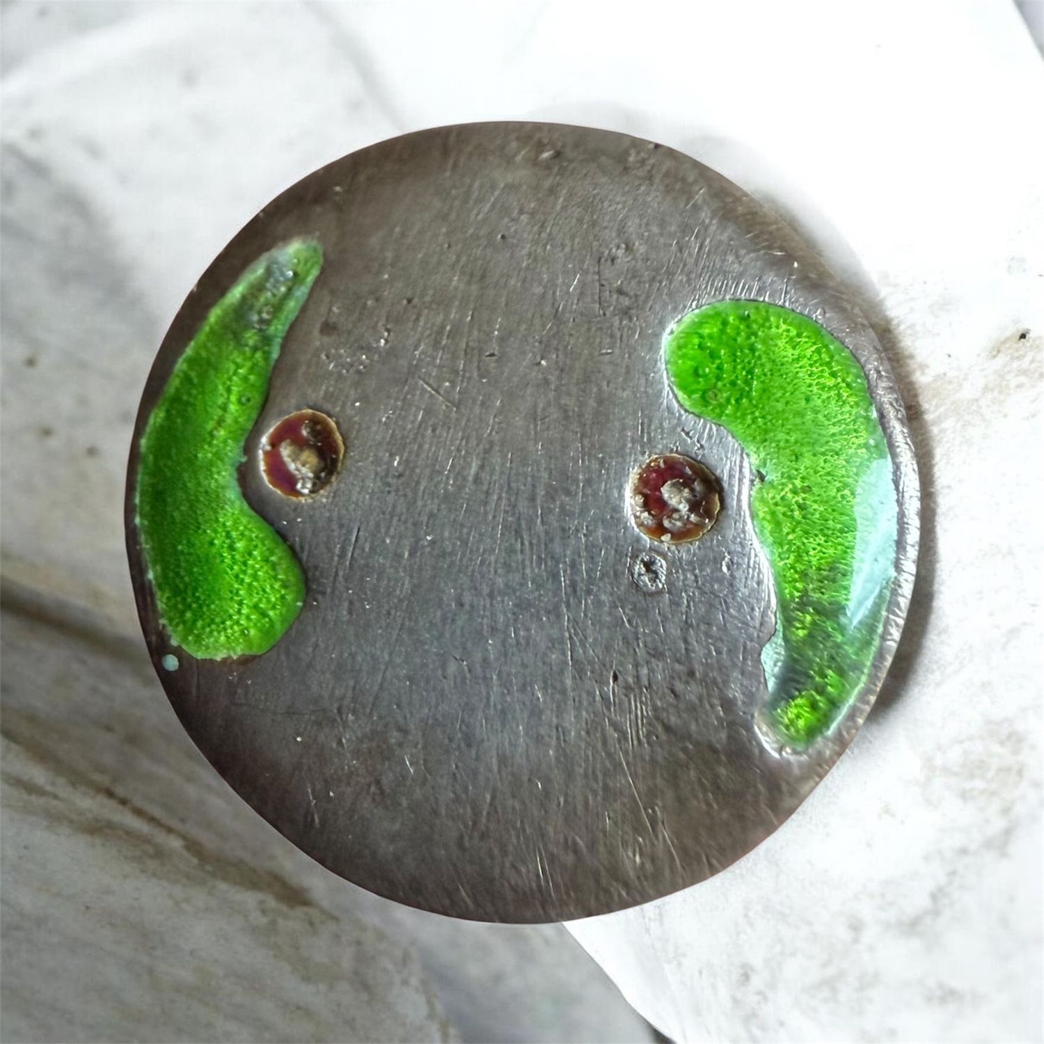 A medium Arts and Crafts skiver button!