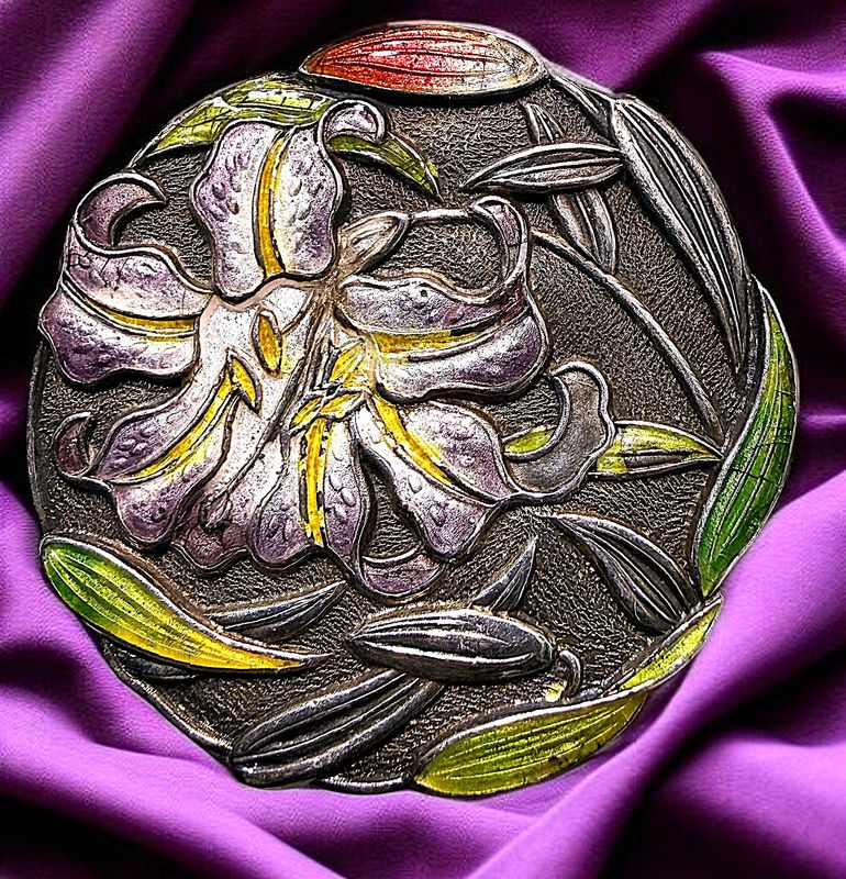 AN EXQUISITE 19TH CENTURY JAPANESE ENAMEL AND SILVER BUTTON