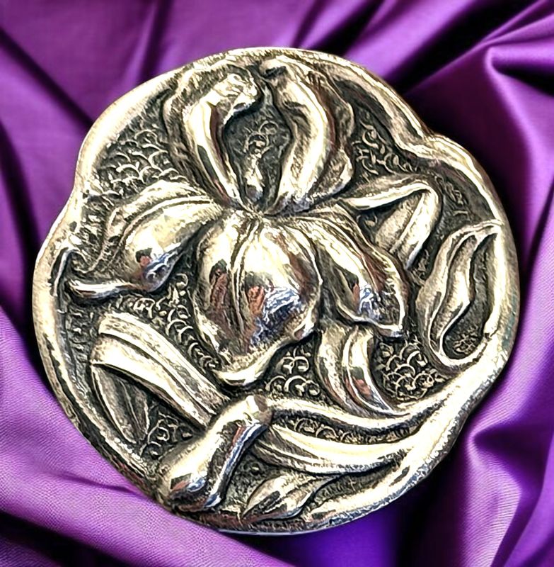 A DIVISION ONE HALLMARKED ART NOUVEAU SILVER BUTTON