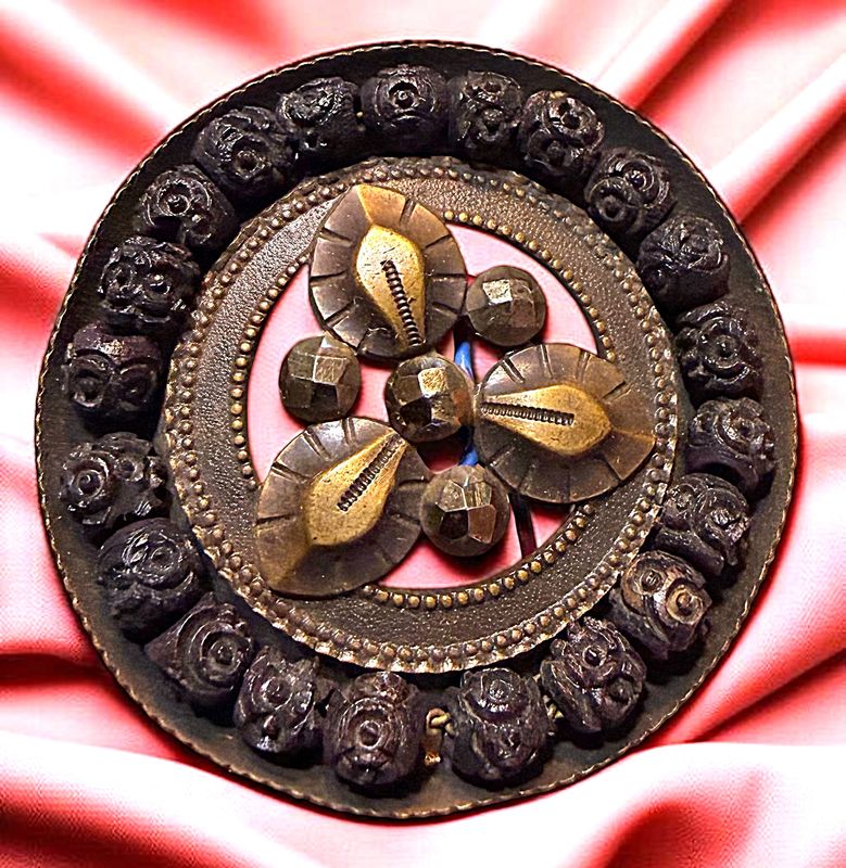 A great wood bead bordered floral designed button!