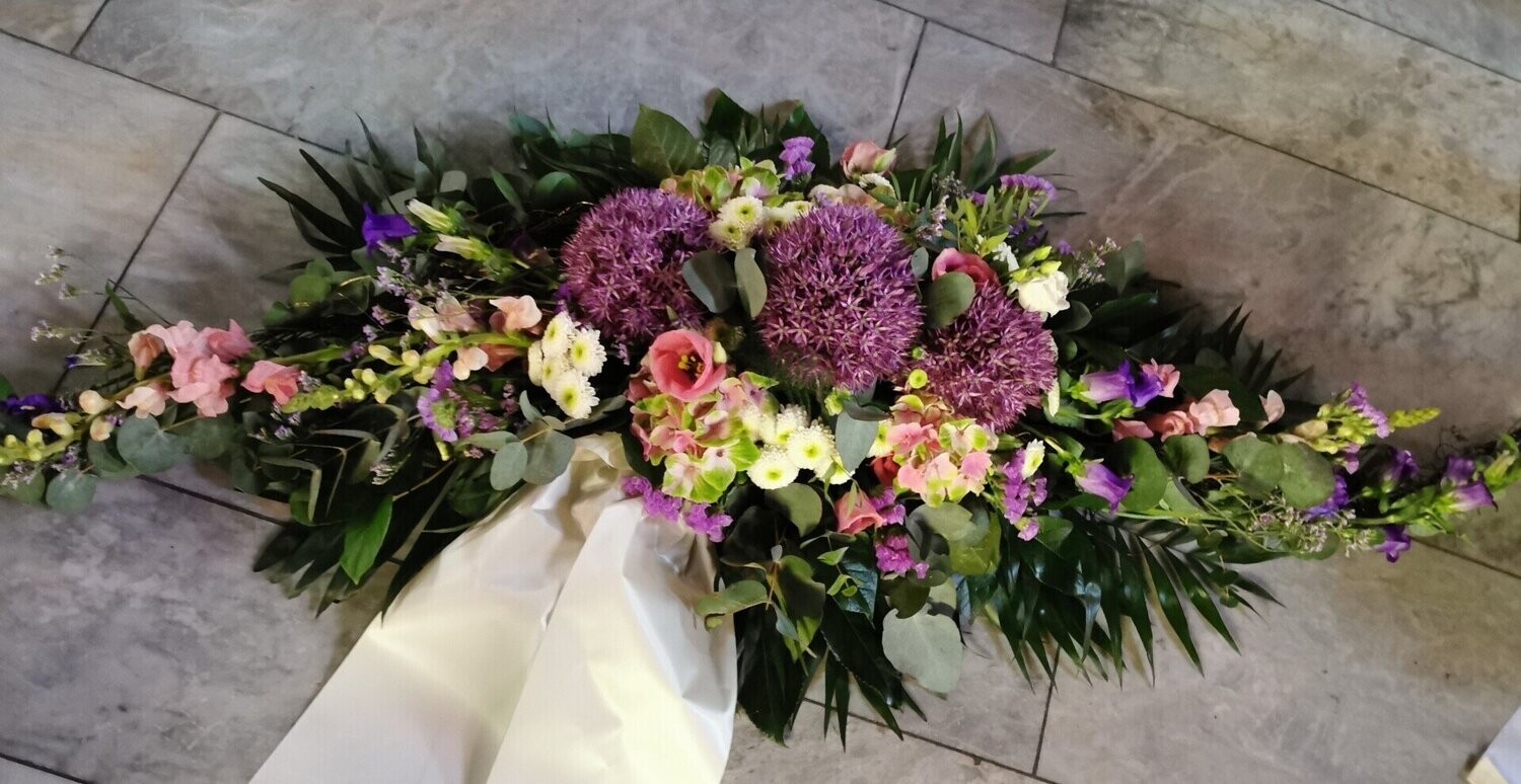 Gesteck in flieder, rosa weiß, ab
