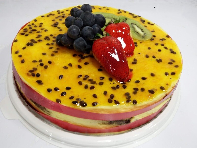 Chesscake maracuya decorado con uvas y fresas