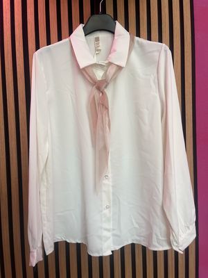 Camicia bianca con twilly