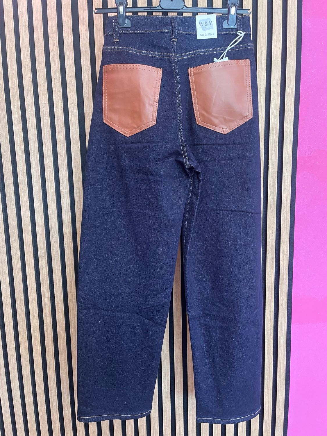 Jeans con tasca in pelle