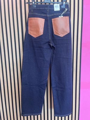 Jeans con tasca in pelle