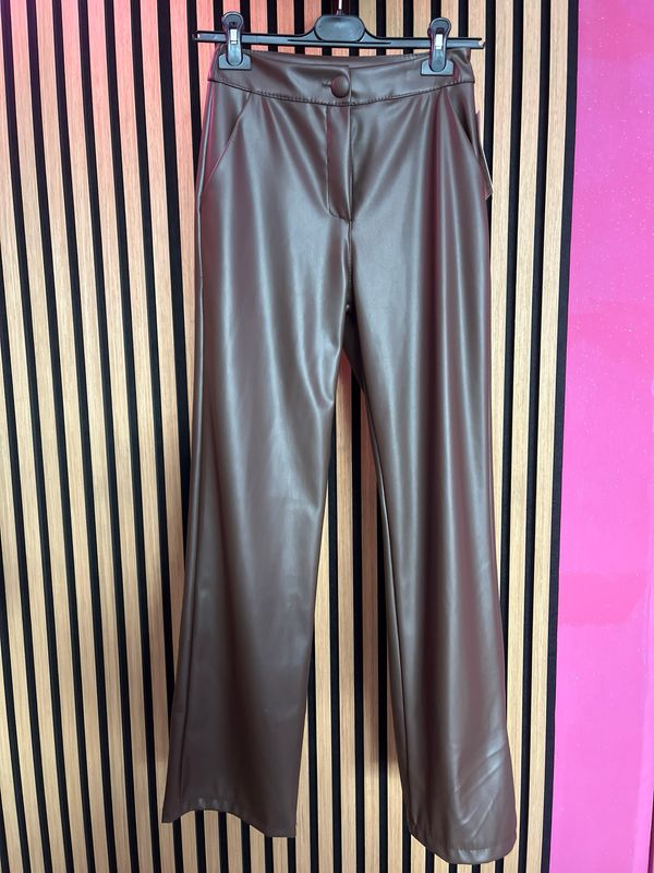 Pantalone in simil pelle marrone