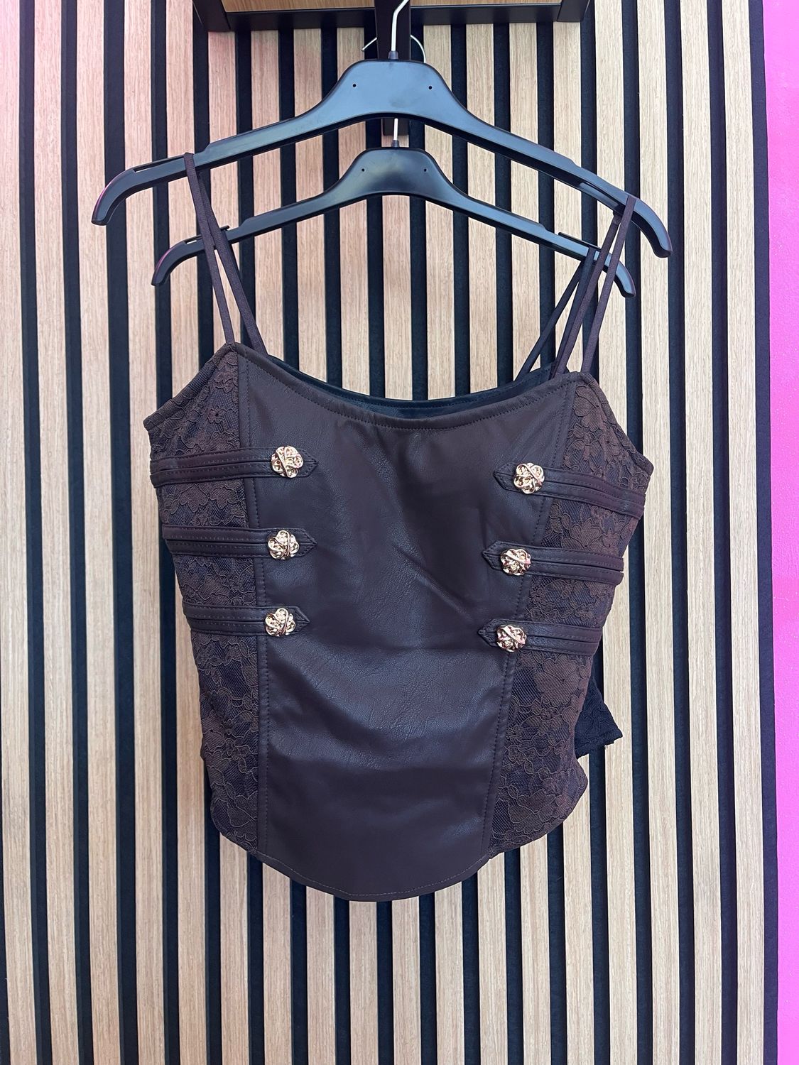 Top in simil pelle e pizzo