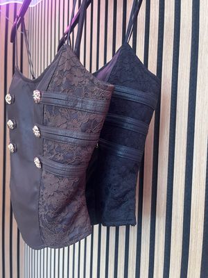 Top in simil pelle e pizzo