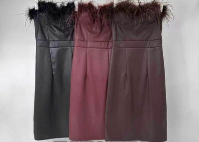 Vestito in simil pelle e piume