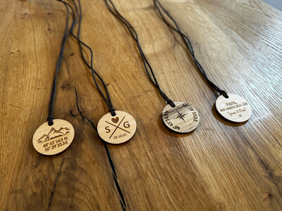 Holzanhänger mit gewachster Kordel, Halskette, personalisiert