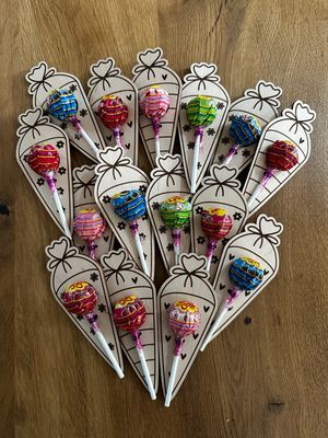 Gravierte Schultüte mit Chupa Chups Schlecker/Lolli (kann auch personalisiert werden) - Staffelpreise beachten!