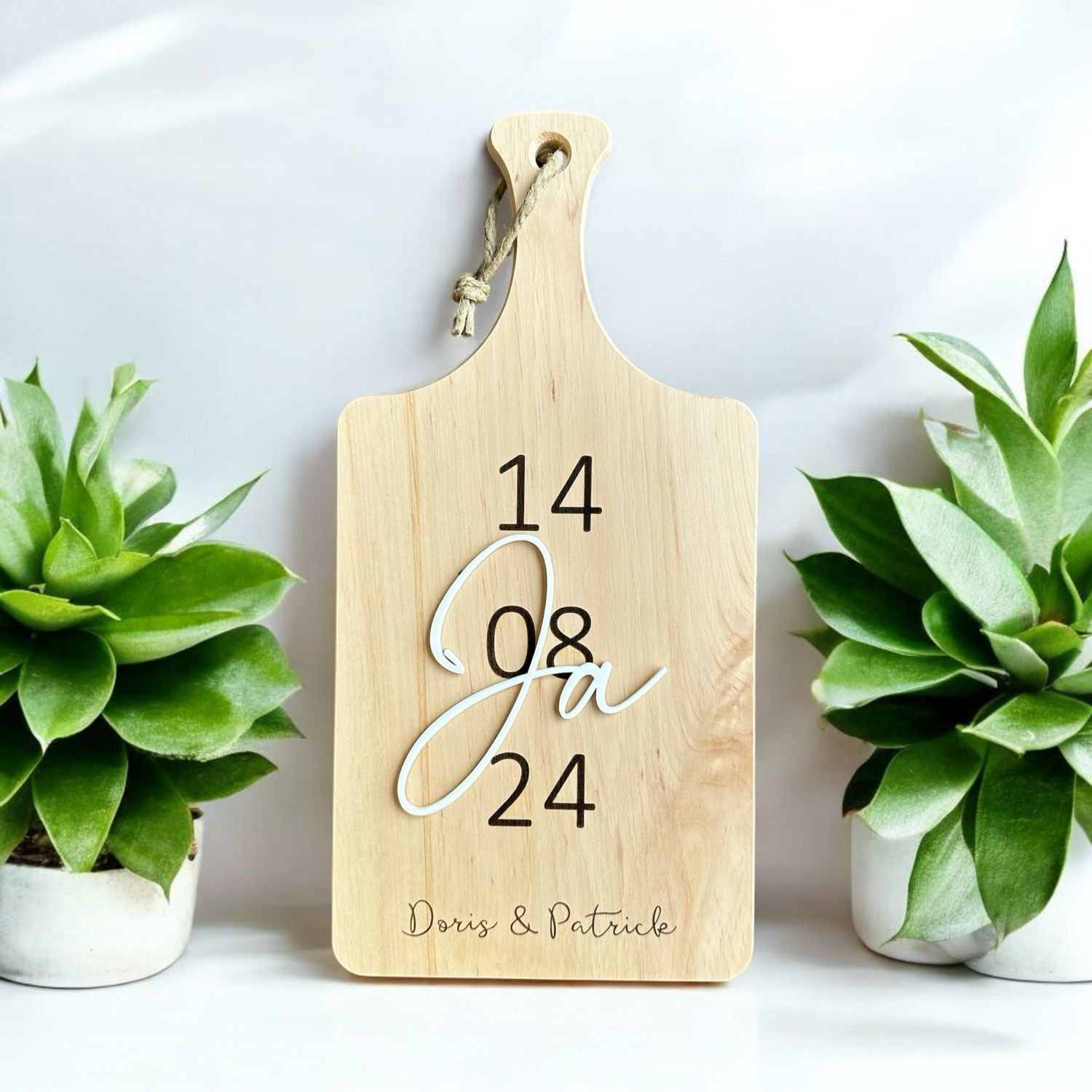 Holzbrett zur Hochzeit mit 3D-Schriftzug aus Acryl