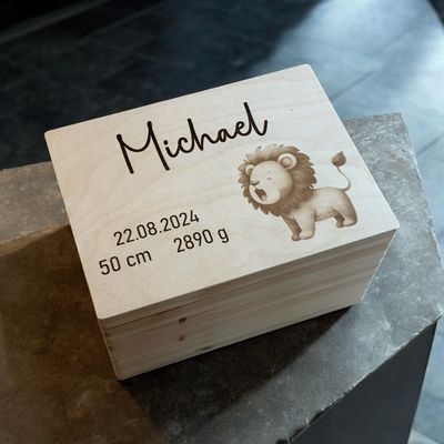 Holzkiste zur Geburt mit Safari Motiv personalisiert